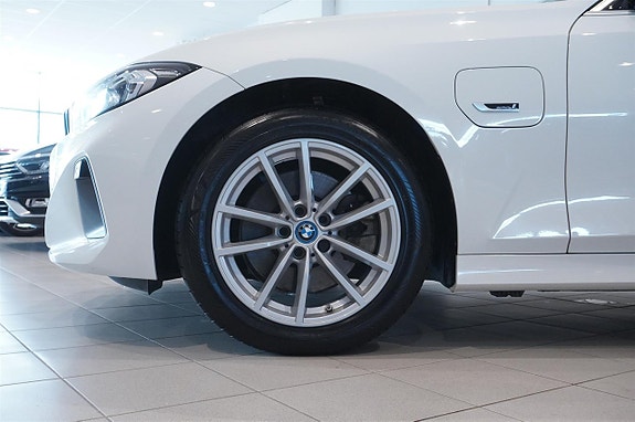 BMW 330e 15 of 15