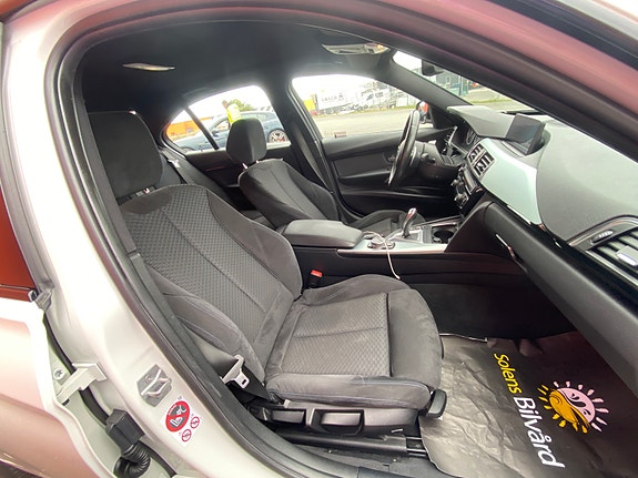 BMW 330e 5 of 12