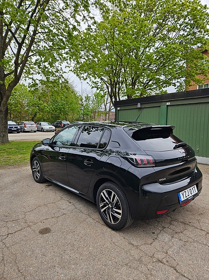 Peugeot 208 2 of 2