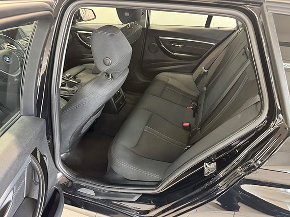 BMW 320d 12 of 16