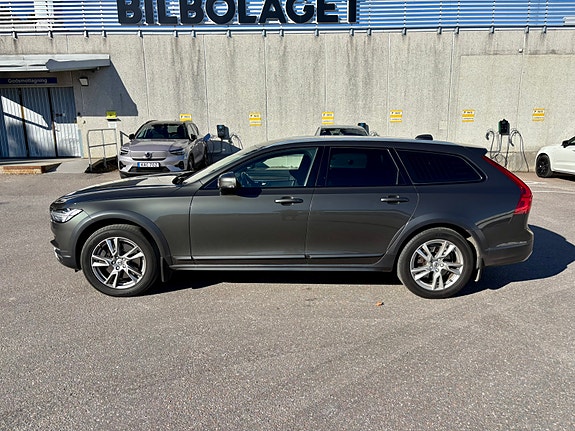Volvo V90 Cross Country 2 of 10