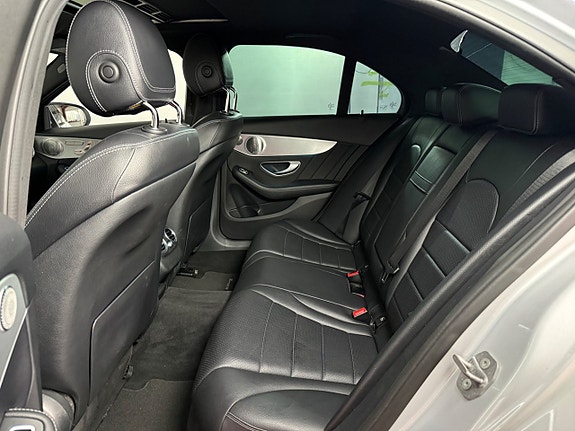 Mercedes-Benz C300 12 of 19