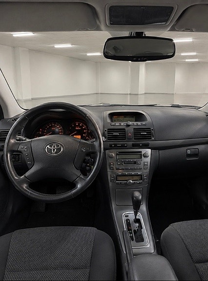 Toyota Avensis 2 of 3
