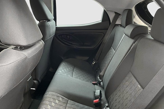 Toyota Yaris 9 of 12