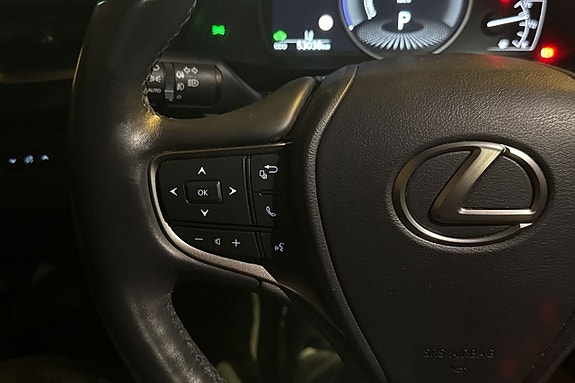Lexus UX250h 19 of 24
