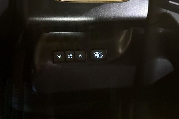 Lexus UX250h 22 of 24