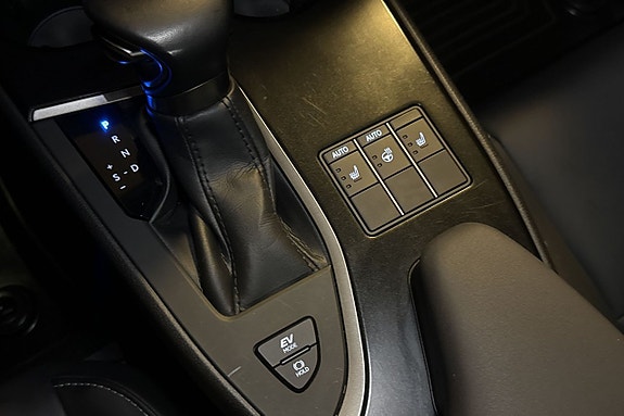 Lexus UX250h 15 of 24
