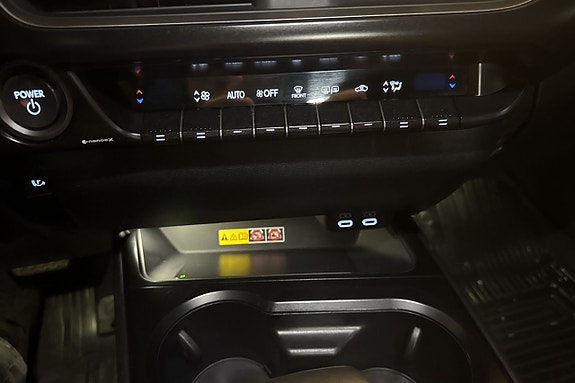 Lexus UX250h 16 of 24
