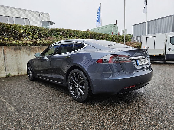 Tesla Model S 7 of 19
