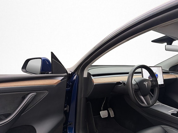 Tesla Model Y 11 of 30