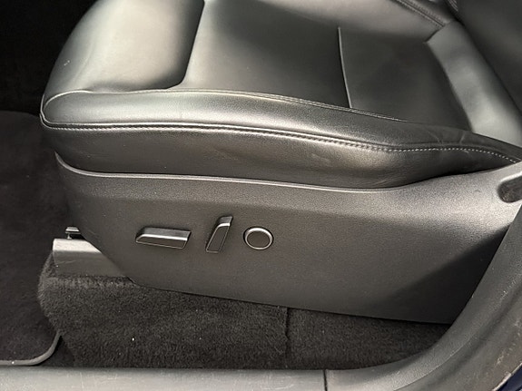 Tesla Model Y 15 of 30