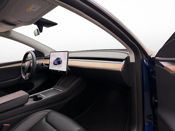 Tesla Model Y 28 of 30