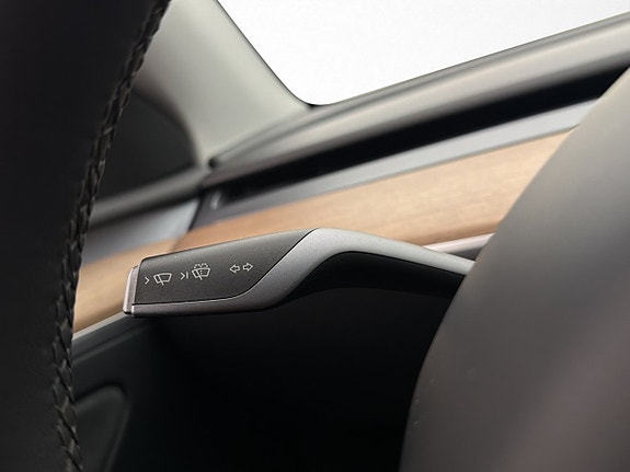 Tesla Model Y 16 of 30