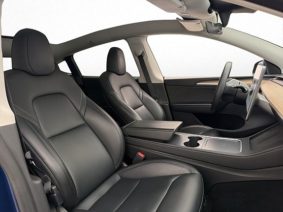 Tesla Model Y 27 of 30