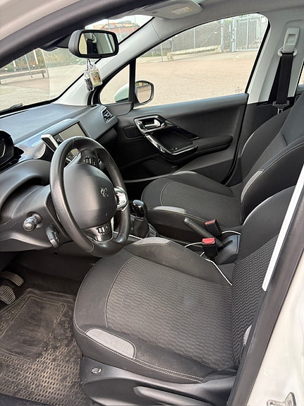 Peugeot 208 7 of 8