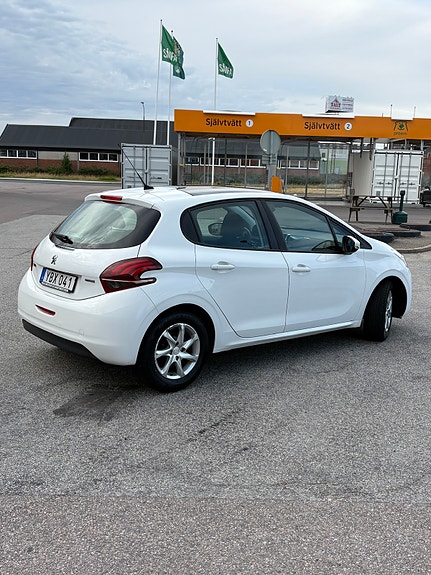 Peugeot 208 3 of 8