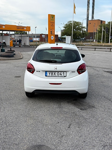 Peugeot 208 4 of 8