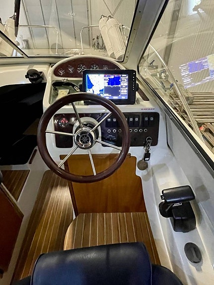 Bella 652 Volvo Penta 4.3 GXi 5 of 12