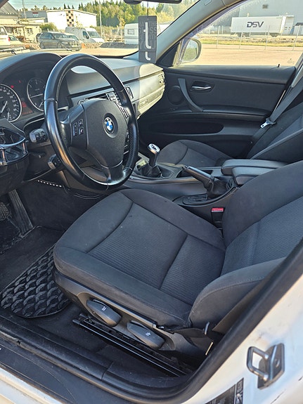 BMW 320d 3 of 6
