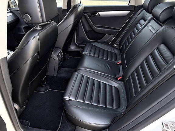 Volkswagen Passat Alltrack 18 of 22