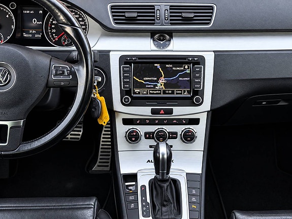 Volkswagen Passat Alltrack 12 of 22