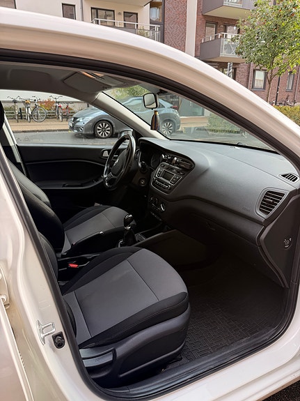 Hyundai i20 10 of 13
