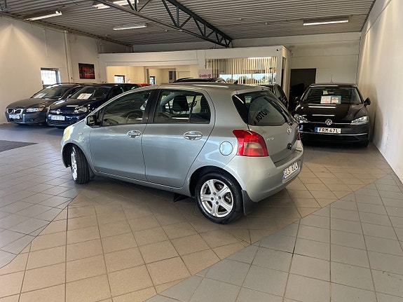 Toyota Yaris 2 of 10