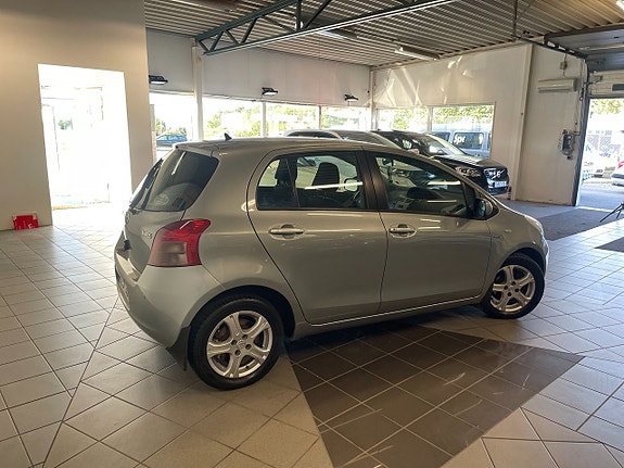 Toyota Yaris 5 of 10