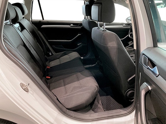 Volkswagen Passat 13 of 16