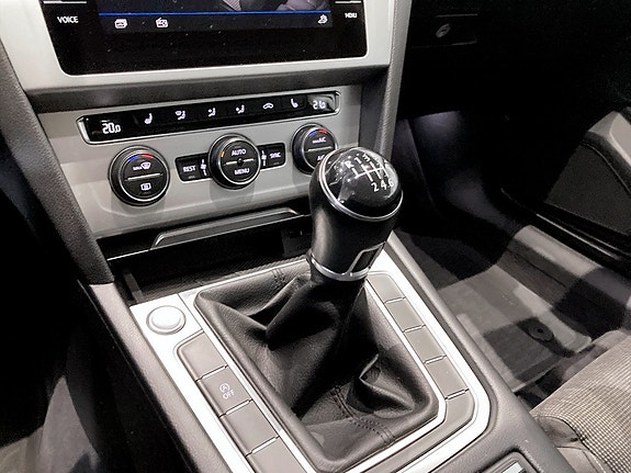 Volkswagen Passat 11 of 16