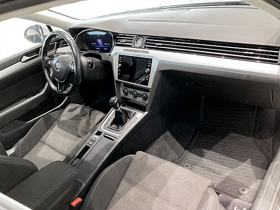 Volkswagen Passat 12 of 16