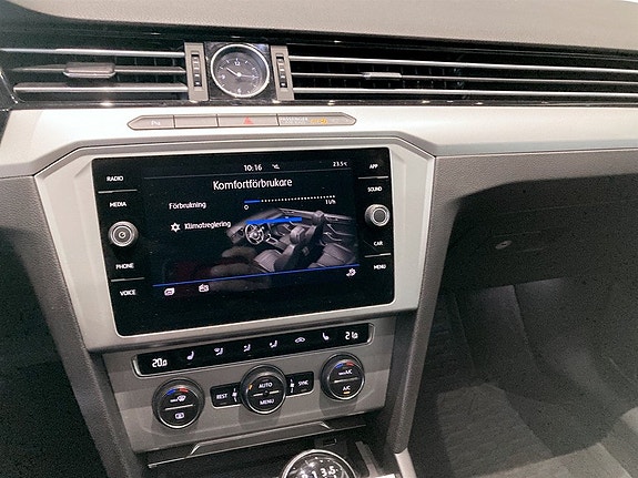 Volkswagen Passat 10 of 16