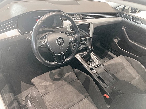 Volkswagen Passat 5 of 16