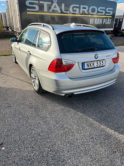 BMW 320i 3 of 5