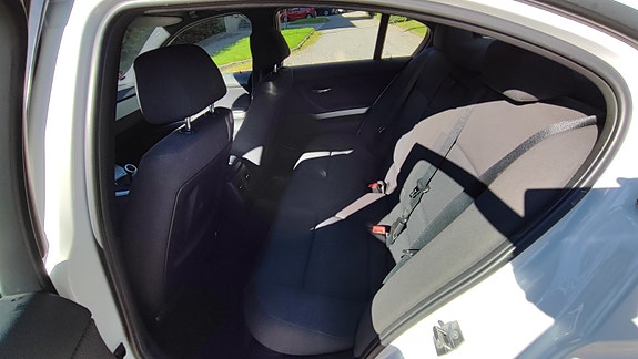 BMW 318i 7 of 9