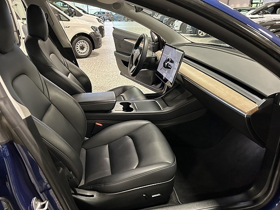 Tesla Model 3 18 of 24