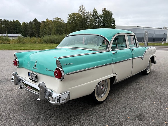 Ford Fairlane 5 of 16