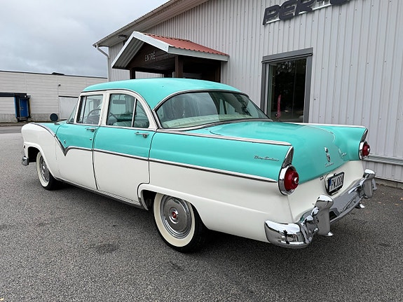 Ford Fairlane 4 of 16
