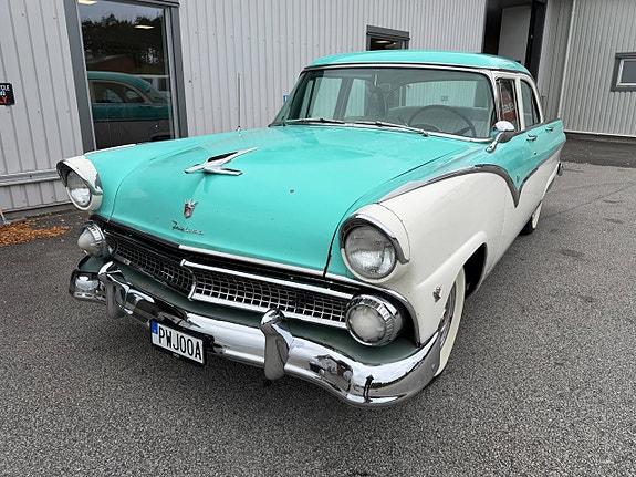 Ford Fairlane 2 of 16