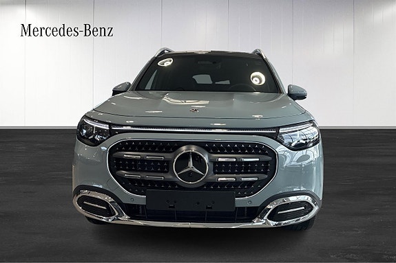Mercedes-Benz GLB220 3 of 13