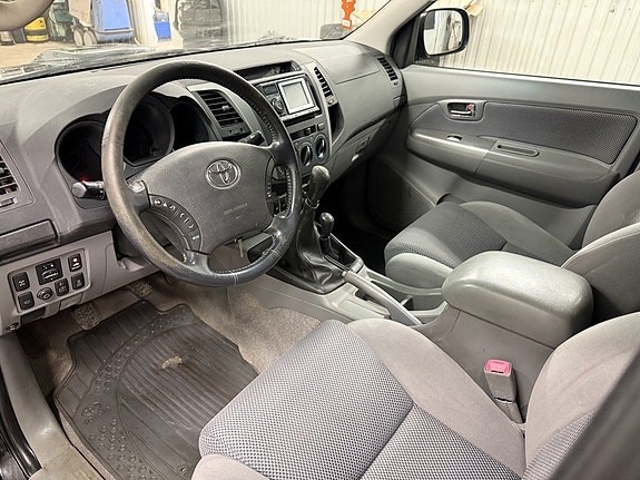 Toyota HiLux 12 of 22