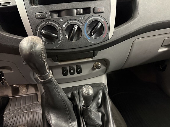 Toyota HiLux 15 of 22