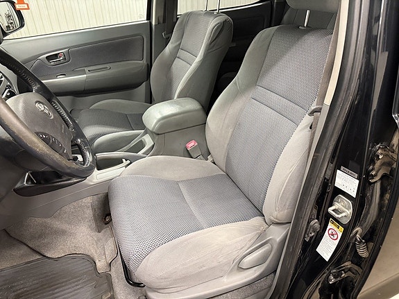 Toyota HiLux 13 of 22