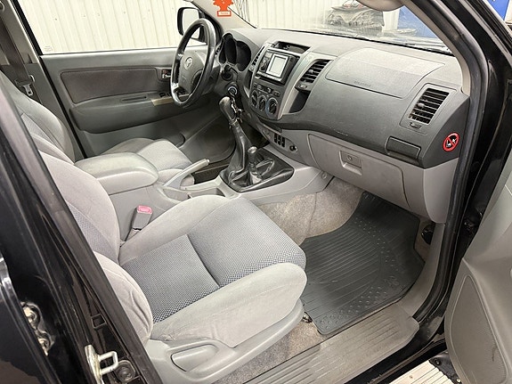 Toyota HiLux 9 of 22