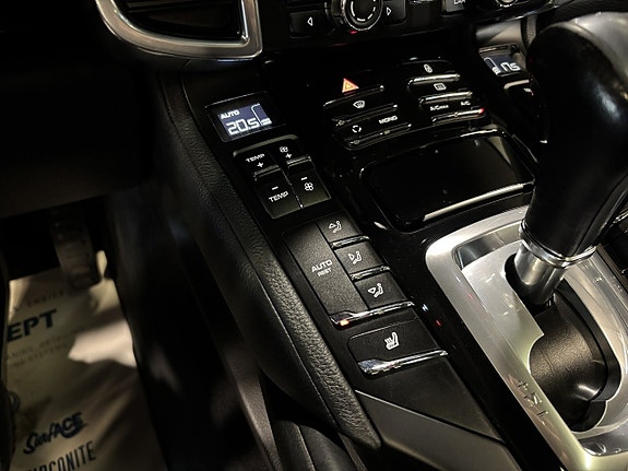Porsche Cayenne 15 of 27