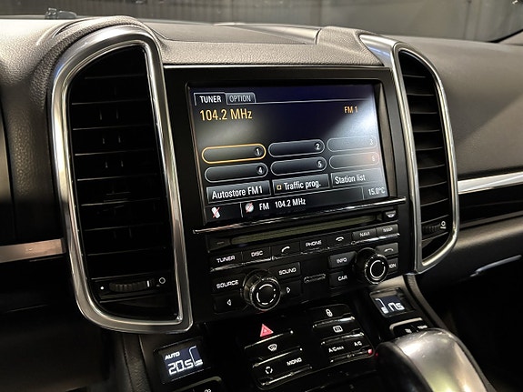 Porsche Cayenne 16 of 27