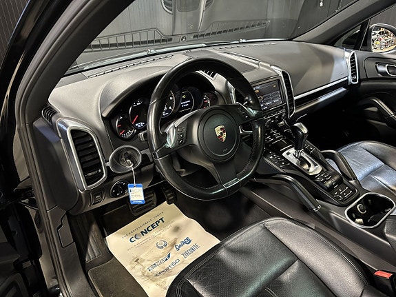 Porsche Cayenne 8 of 27