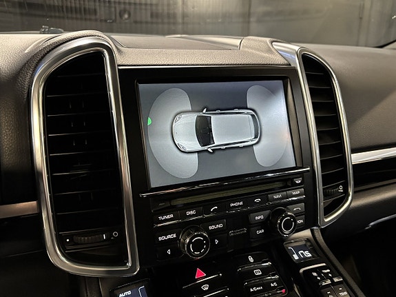Porsche Cayenne 17 of 27