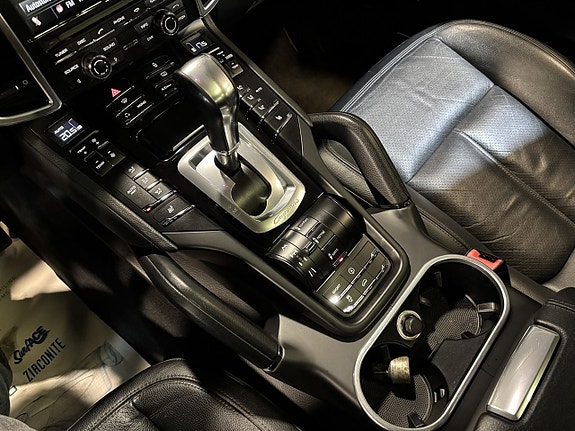 Porsche Cayenne 13 of 27