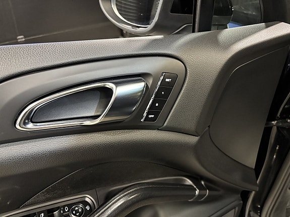 Porsche Cayenne 10 of 27